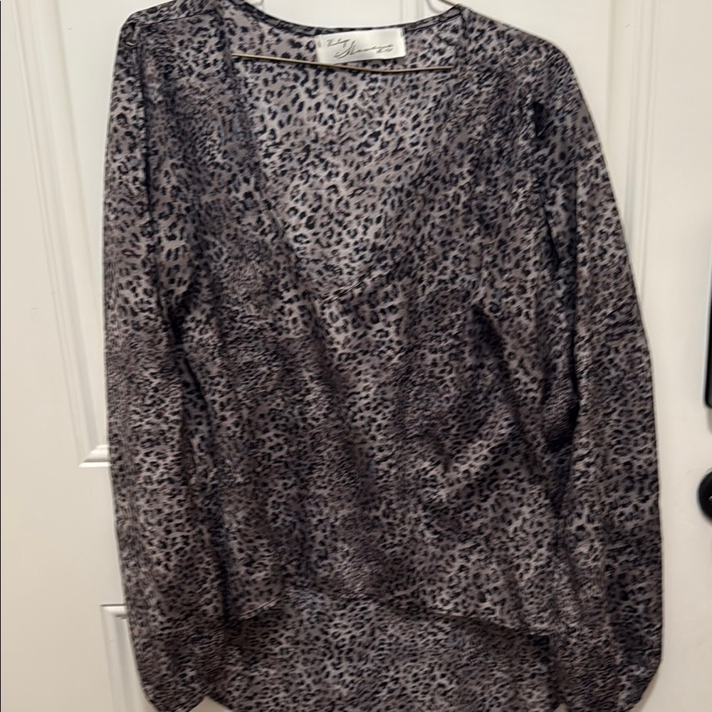 Chic Leopard Print V-Neck Blouse